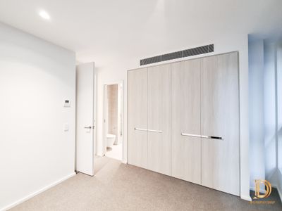 unit 201 / 20 Queens Road, Melbourne