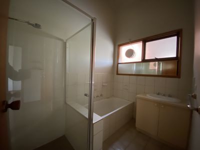 2 / 5 Dewan Avenue, Werribee