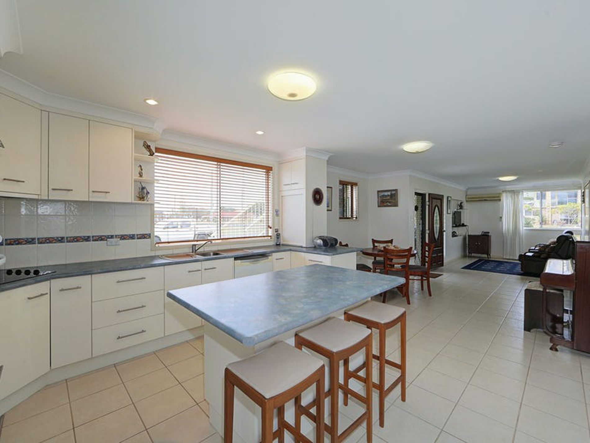 9 Fifth Avenue, Woodgate