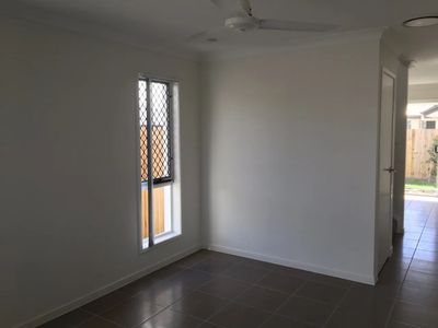 1 / 36 Marmoset Parade, Dakabin