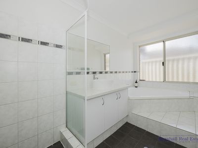 28 Newgain Cres, Carramar