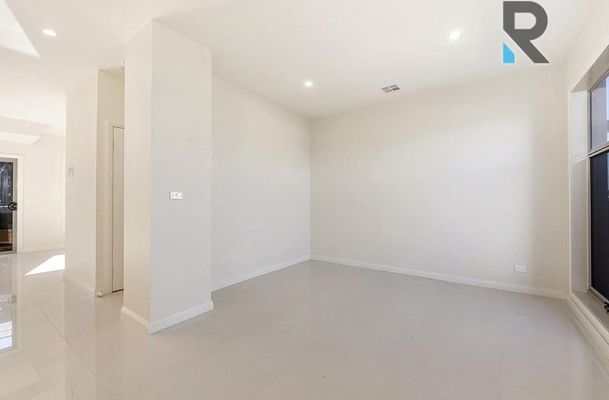 4 Frontier Avenue, Greenvale