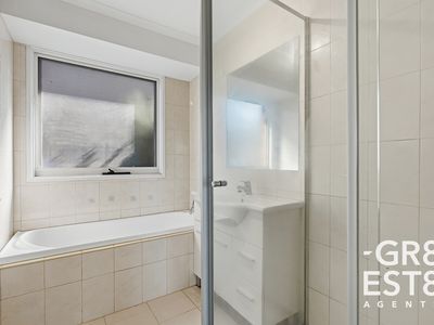 1 / 5 Broadwalk Grove, Endeavour Hills