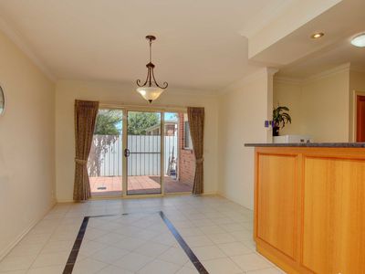1 / 25 Hayes Drive, Horsham