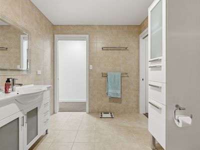 10 Reece Street, George Town