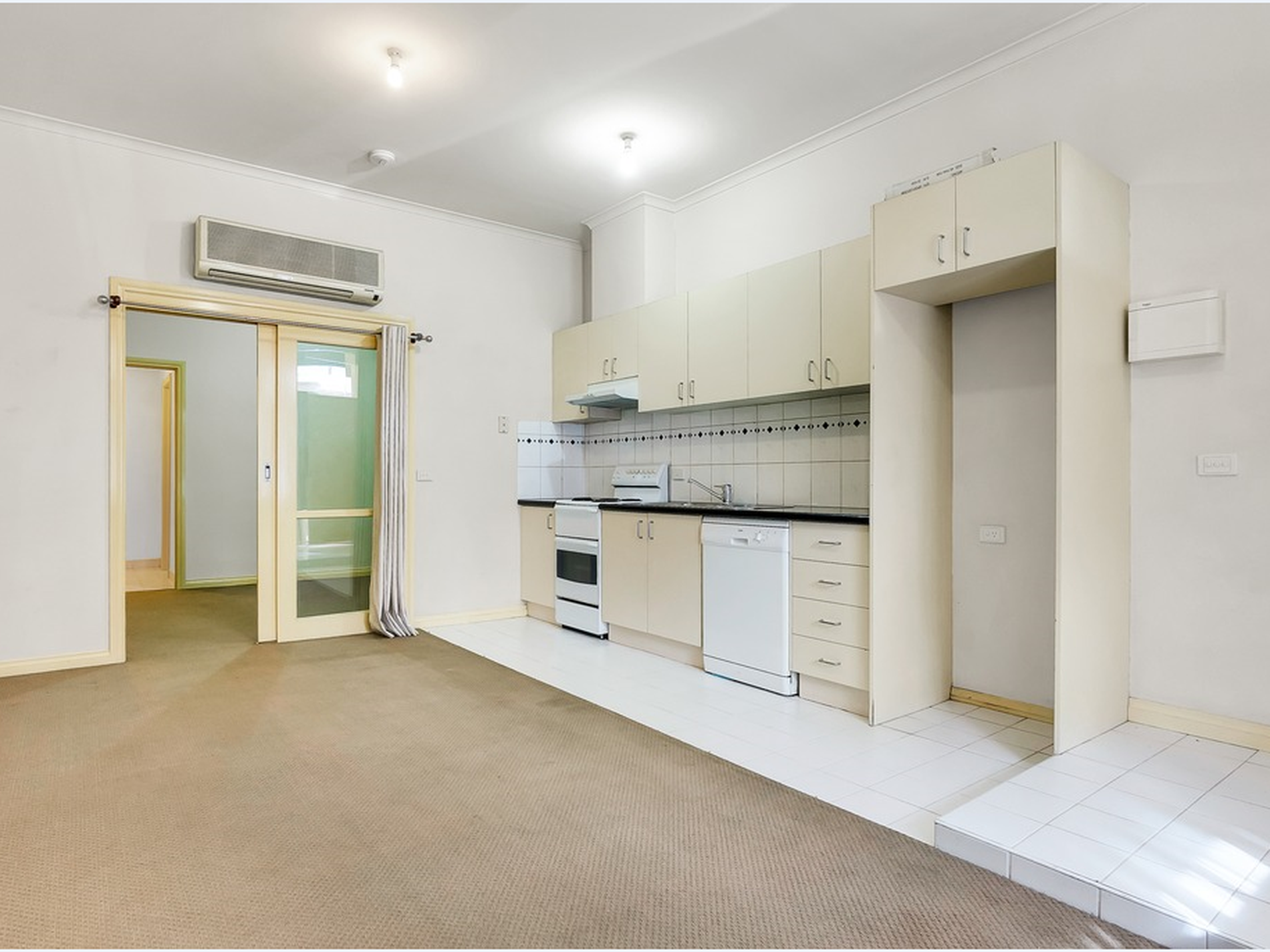 5A Naughton Place, Carlton