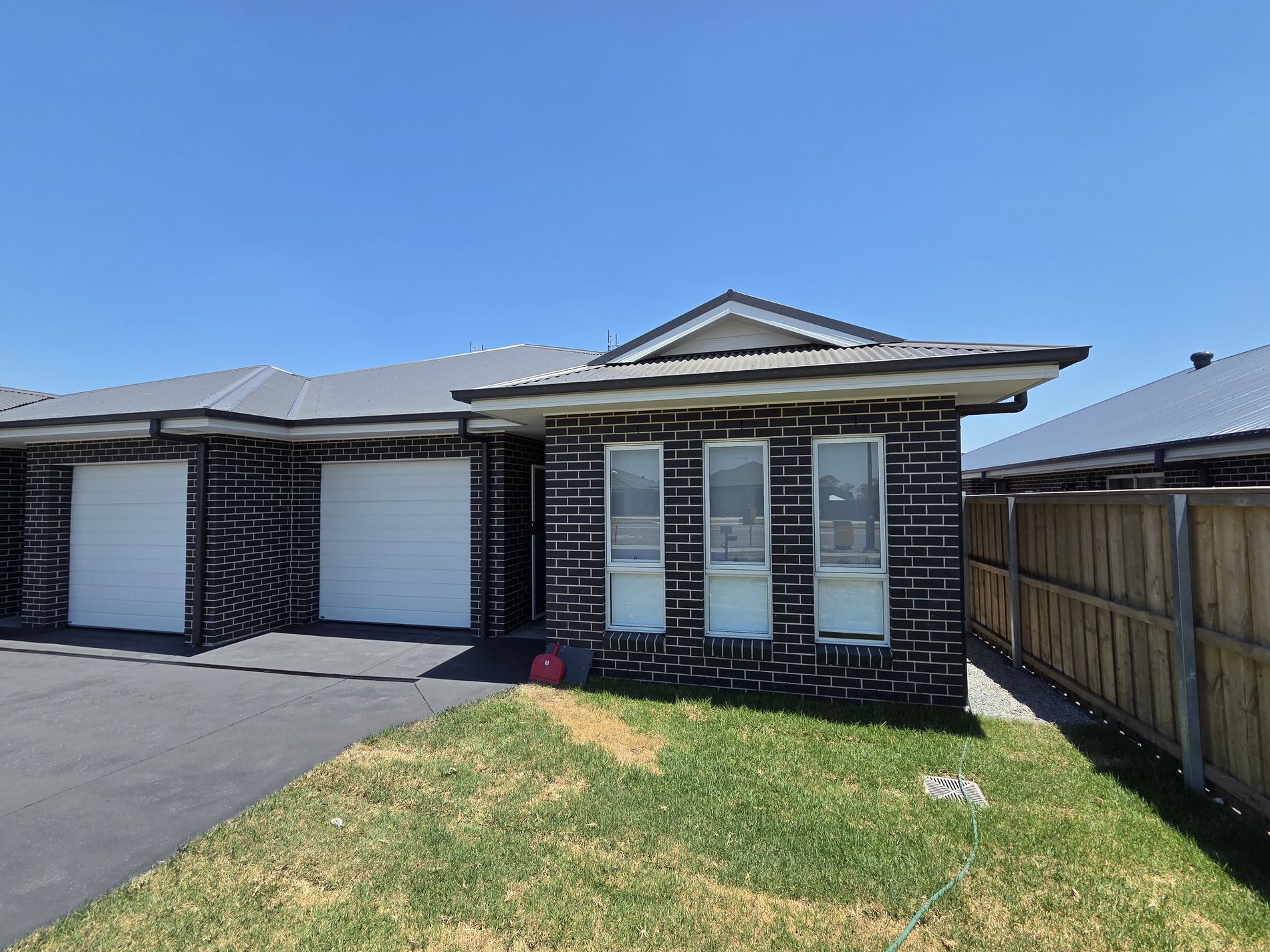 2/243 Settlers Boulevard, Chisholm