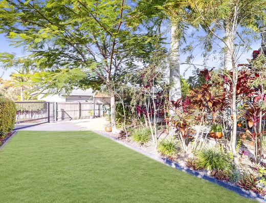 Spacious Home Offering Privacy, Pool & Side Access image 6