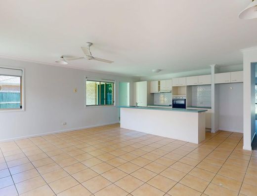 Noosaville 4 Bedroom Home image 2