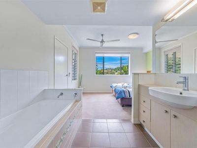 1 / 15 Flame Tree Court, Airlie Beach