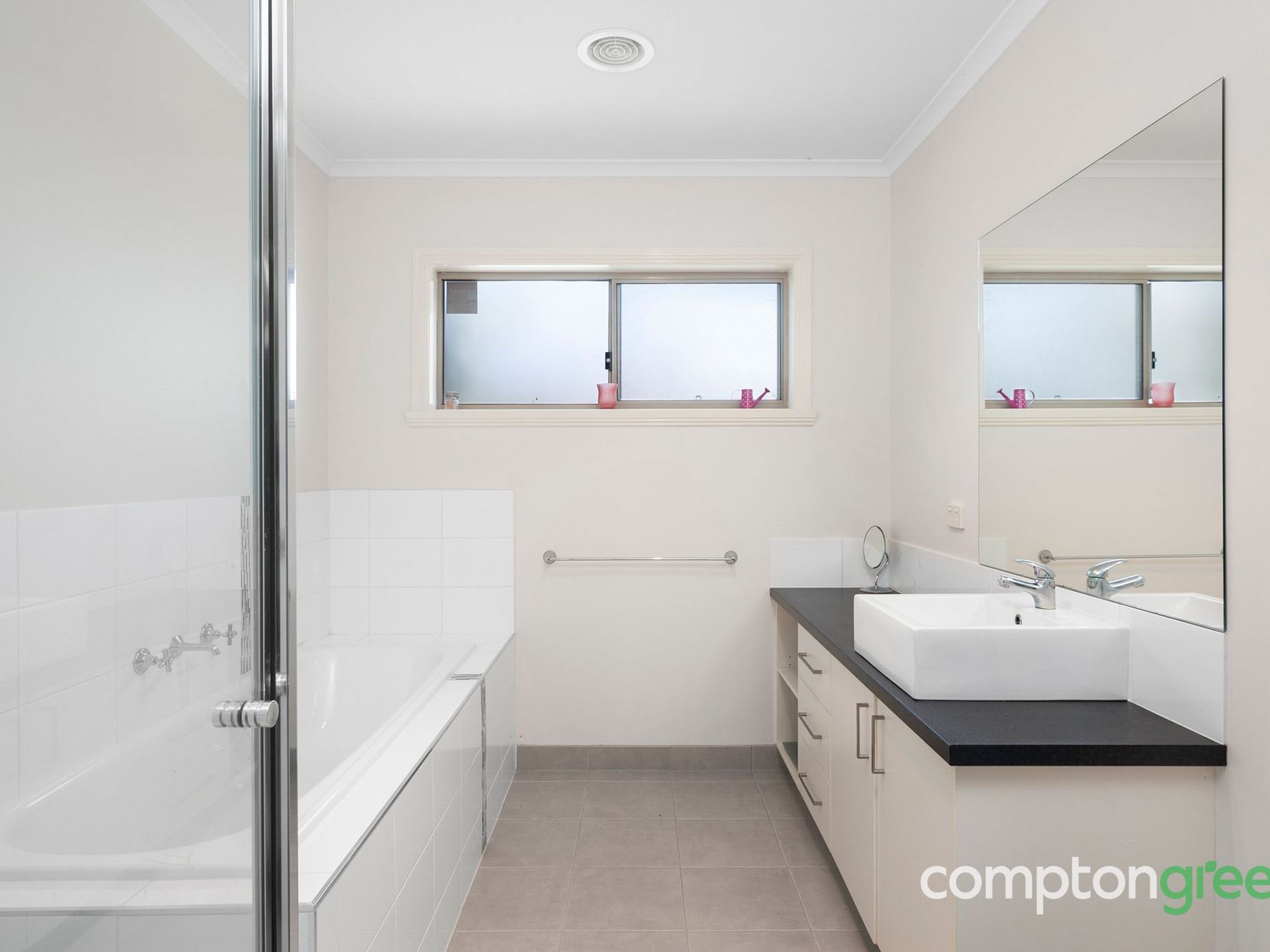 2 / 60 Tanner Street, Breakwater