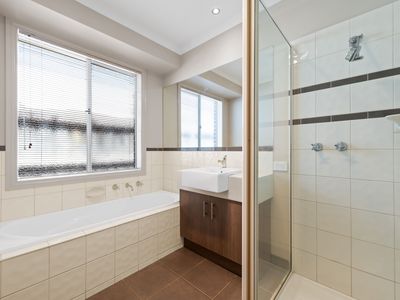 4 Dan Morgan Drive, Cranbourne East