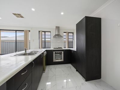 18 Montane Turn, Banksia Grove