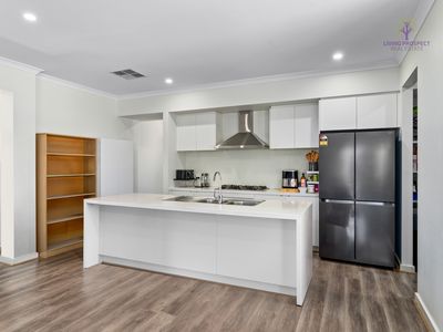 25 Kangaroo Crescent, Aintree