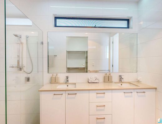 Small Acreage - Large Modern Home - Desirable Location image 10