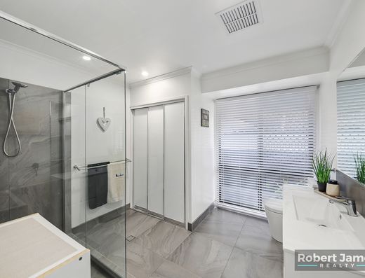 UNIQUE DUAL LIVING AT ITS BEST image 19