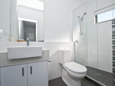 Unit 2/3 Leeder Street, Glendalough