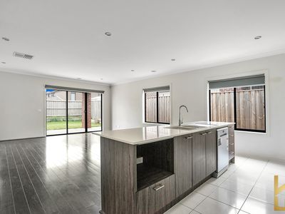 8 Honeyblossom Street, Manor Lakes