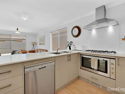 4 Golden Way, Piara Waters