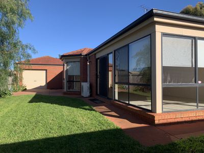 10 Betty Court, Lara