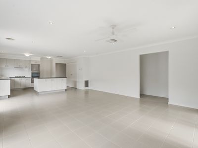 5 Niland Crescent, Point Cook