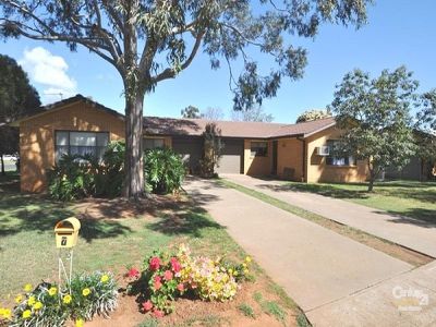 7 and 7a Springfield Way, Dubbo