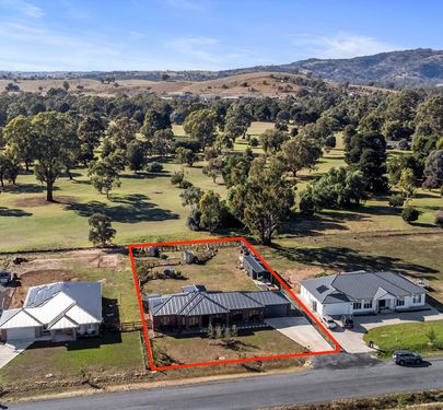 8 BAYLEY DRIVE, Avenel