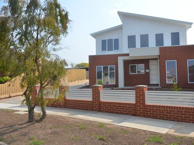 1 / 4 Moama Crescent, Pascoe Vale South