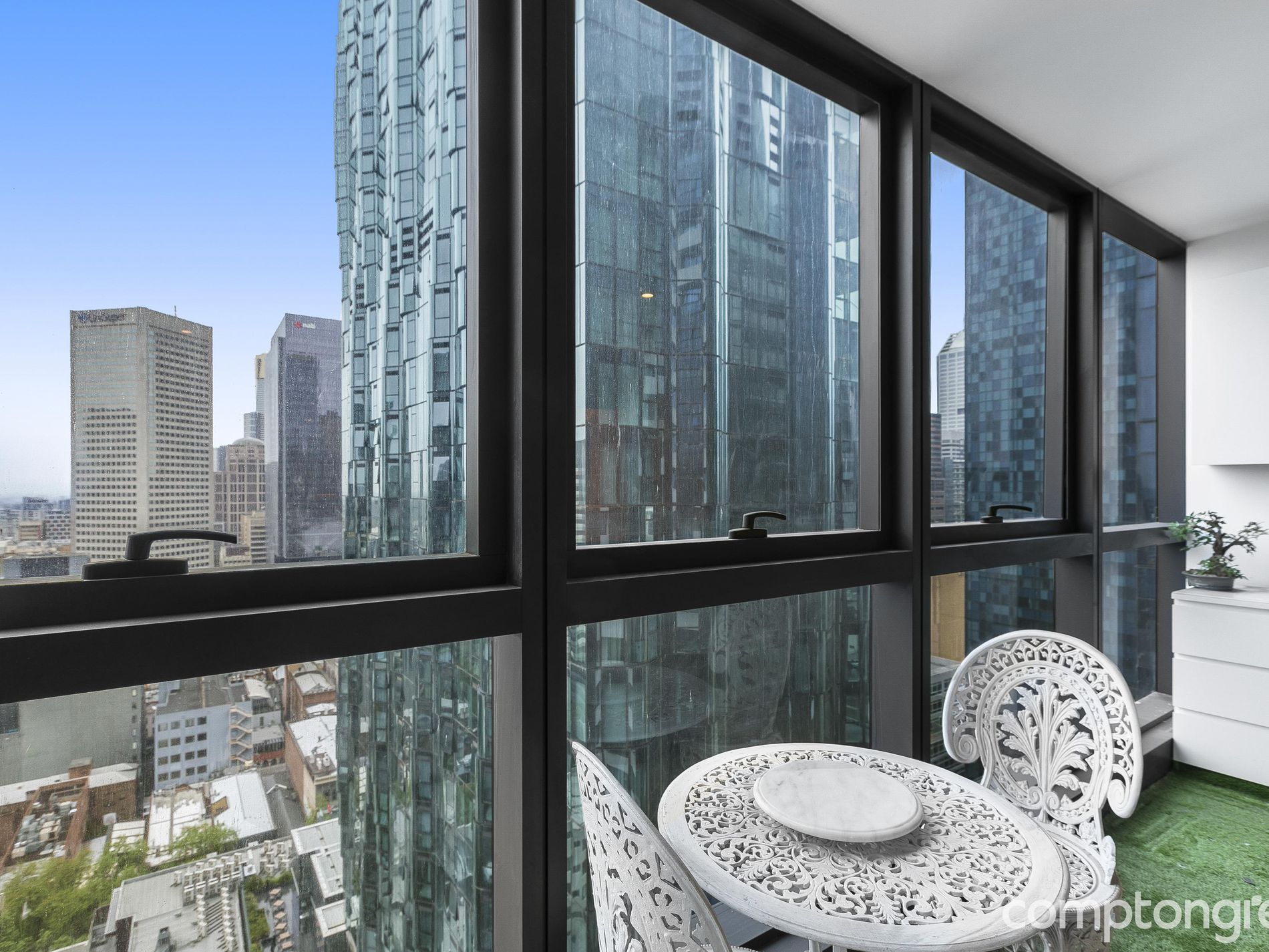 2501 / 8 Sutherland Street, Melbourne