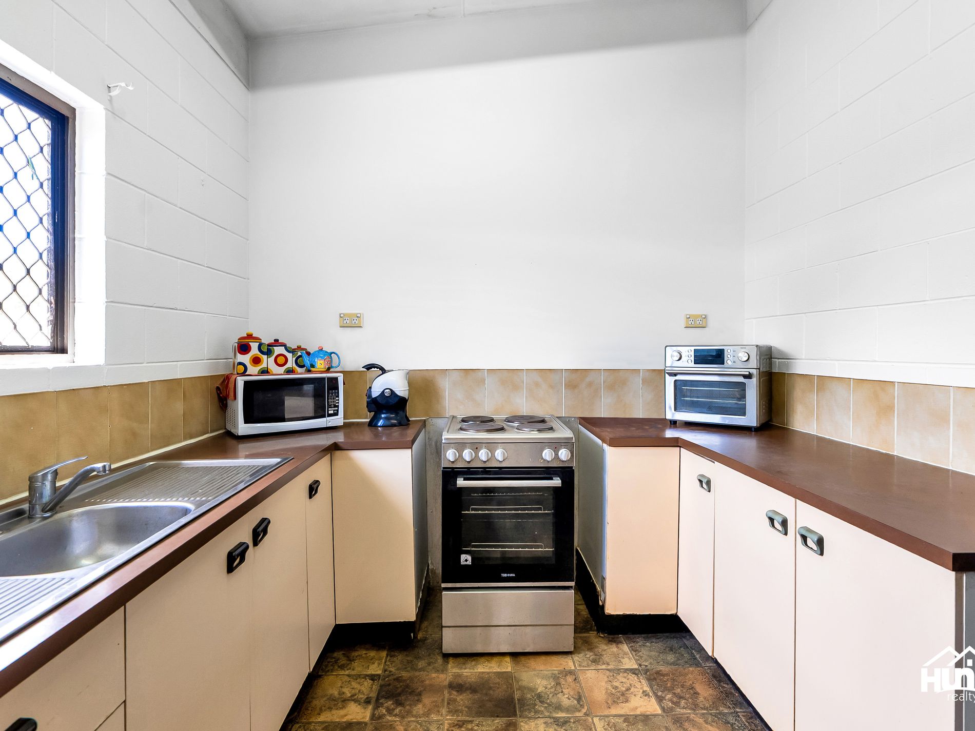 60 Hollywood Boulevard, White Rock