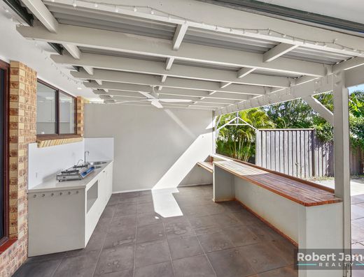 Bright and Breezy 3 Bed Home with Fruit image 11