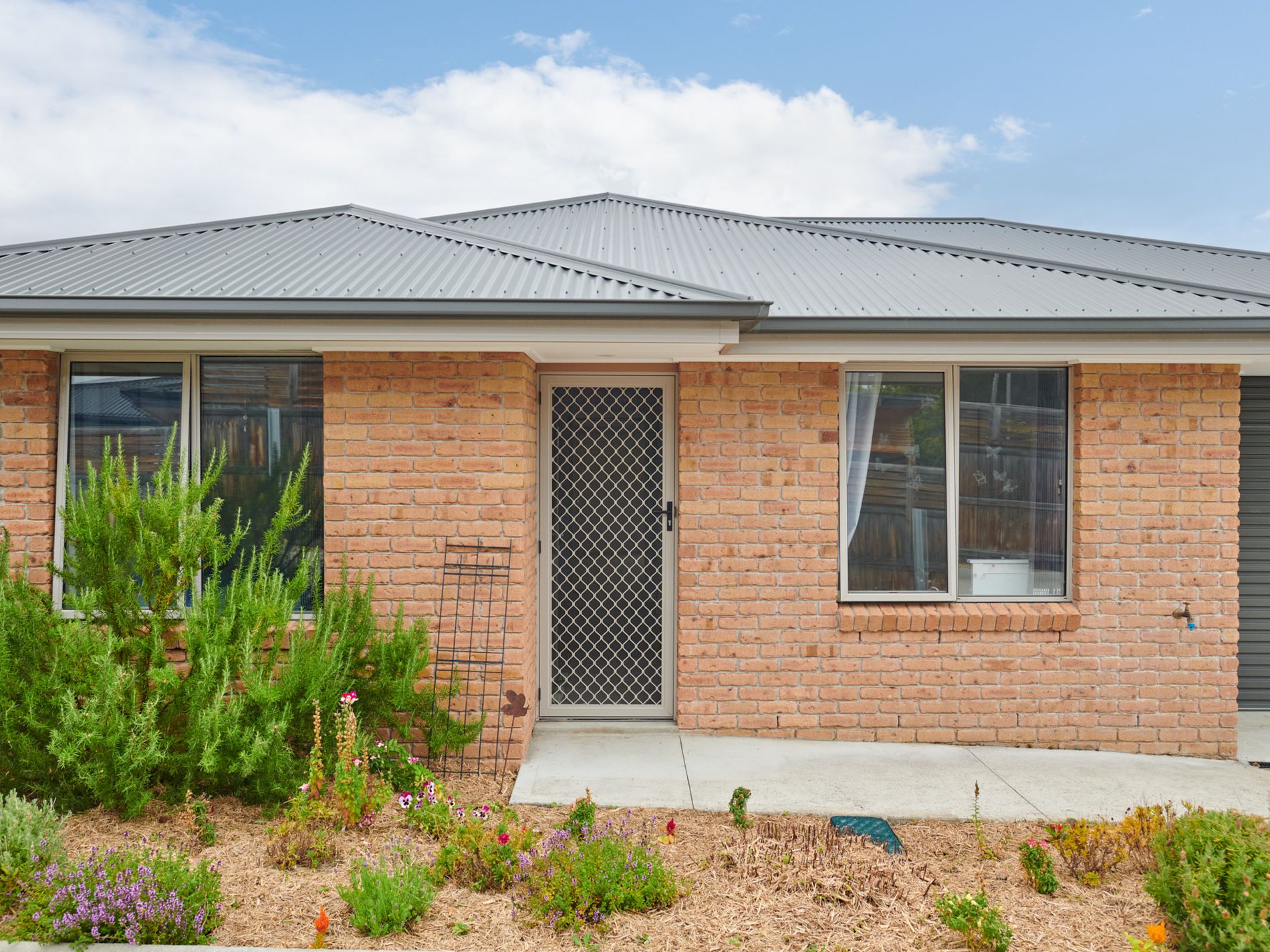 2 / 5 Space Court, Snug