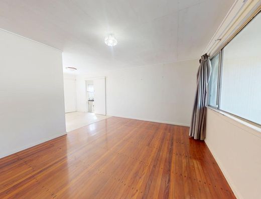 Walk to Tewantin Township - Six month lease image 5