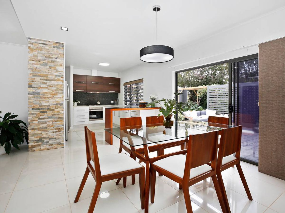 16 MITCHELL DRIVE, Atherton