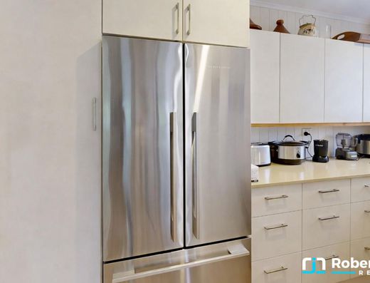 Renovated Queenslander - A Minute Walk to the Lake image 9