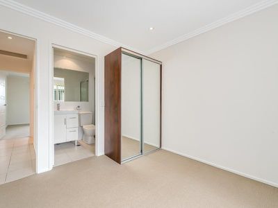 2 / 4 Locke Street, Southport