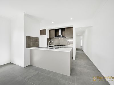 8 Bombax Street, Manor Lakes