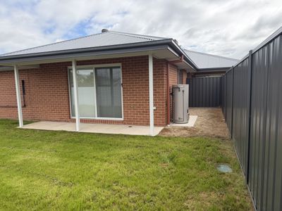 28 Lewis Crescent, Finley