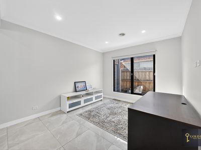 39 Kangaroo Crescent, Aintree