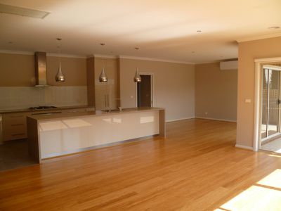 2 / 20 Station Lake Road, Lara