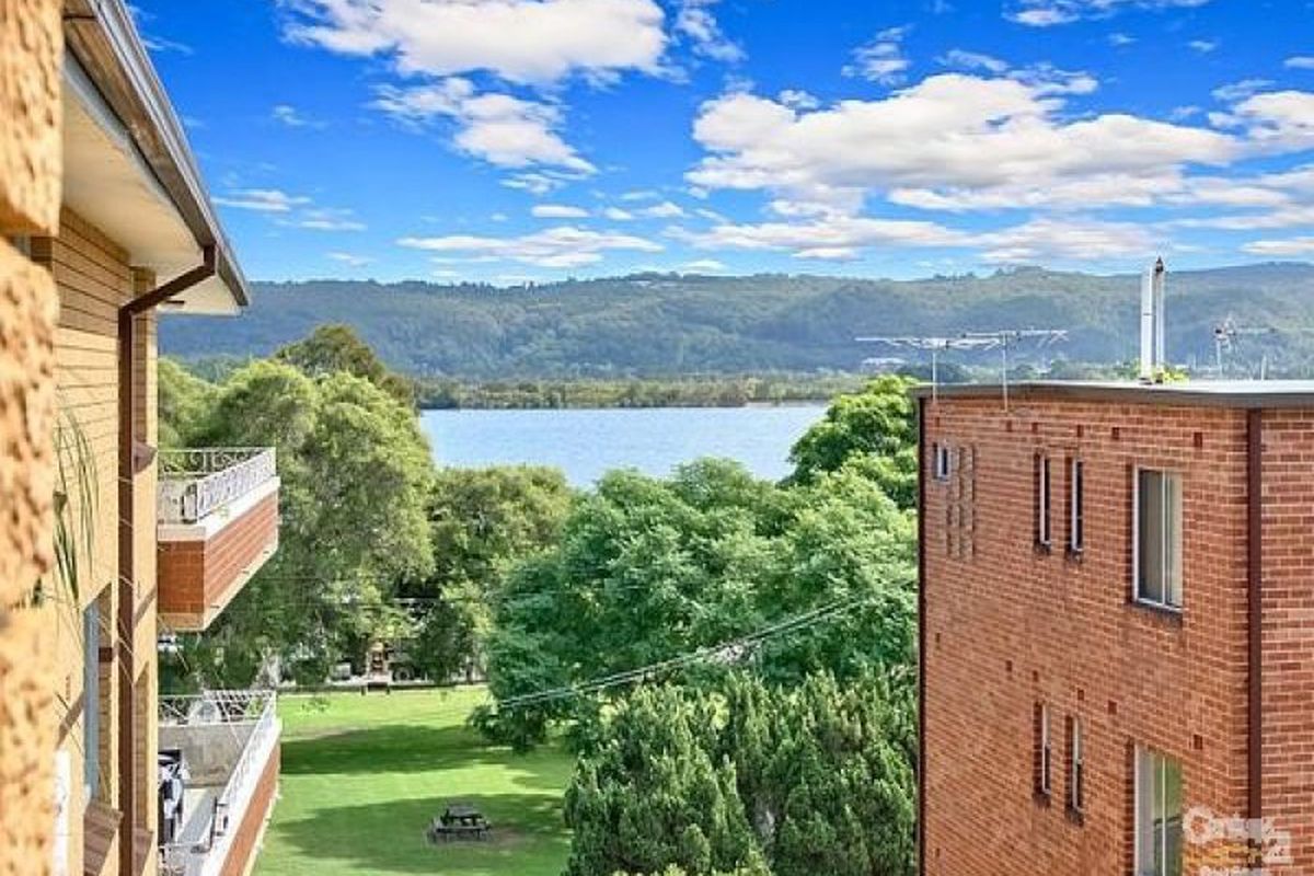11 / 13 Masons Parade, East Gosford