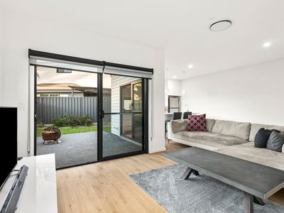 3 / 8 Fraser Crescent, Albion Park