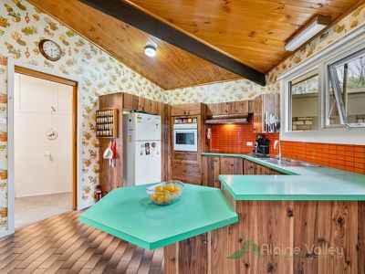 13 Coolumbooka Avenue, Tawonga South