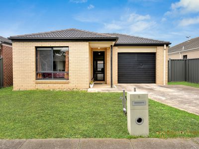 8 Gunyong Crescent, Manor Lakes