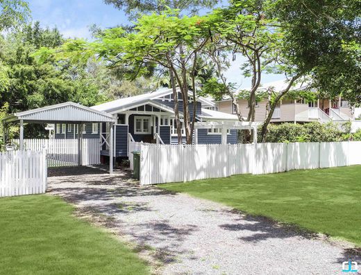 Charming Queenslander in Old Tewantin image 1
