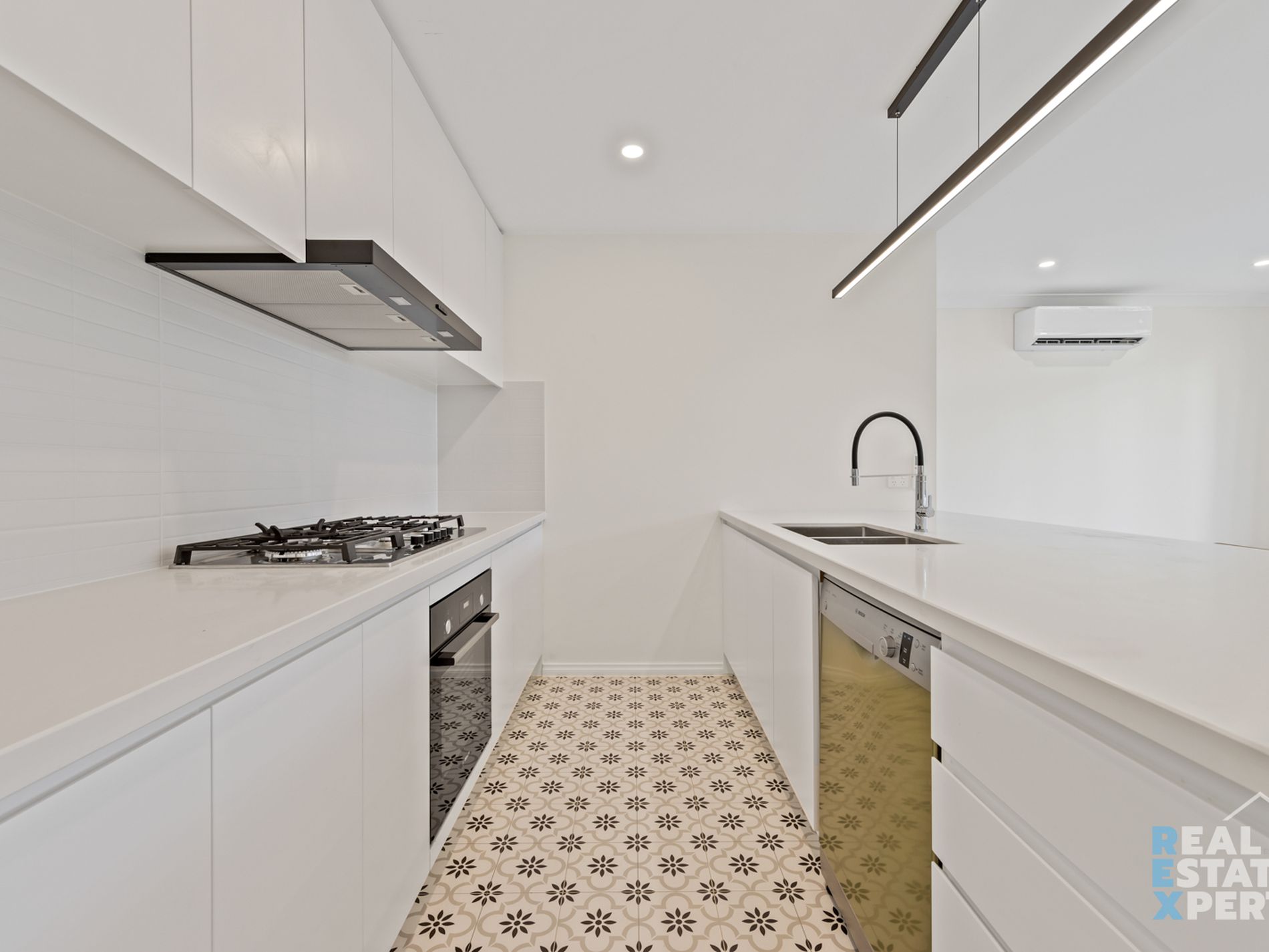 2 / 5 Sylvanwood Crescent, Narre Warren