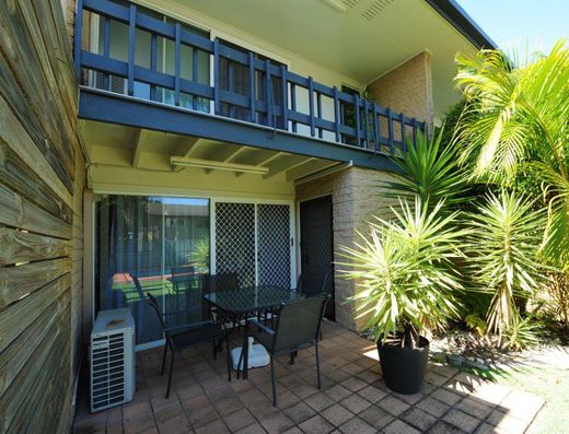Renovated townhouse close to beach image 11