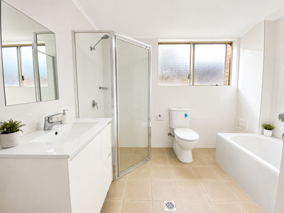 4 / 4 Railway Parade, Westmead