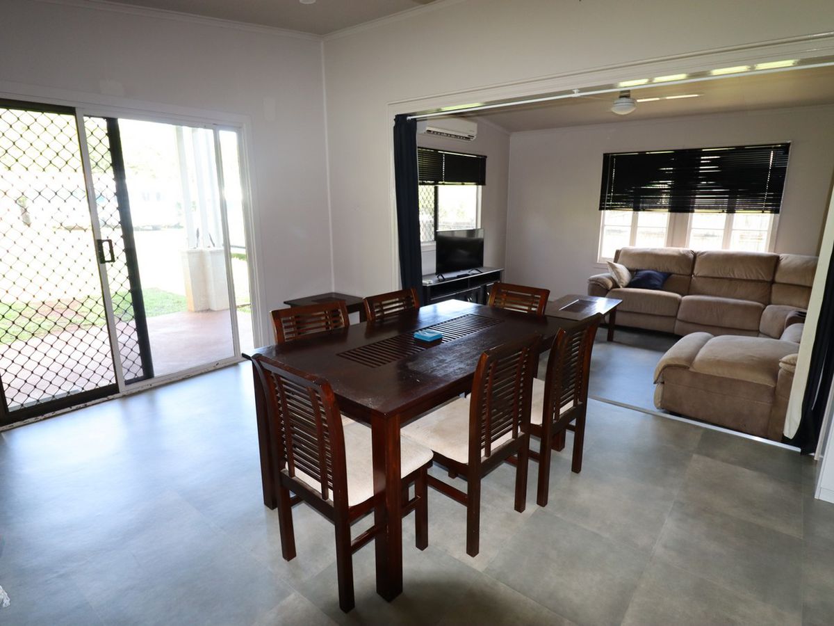 36 Planet Avenue, Atherton