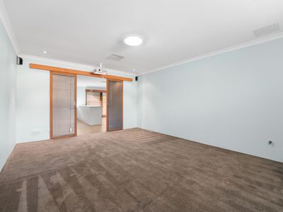 8 Marra Way, South Lake